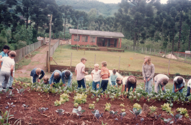 HORTA DA ESCOLA PADRE TESCHAUER MEADOS 1990